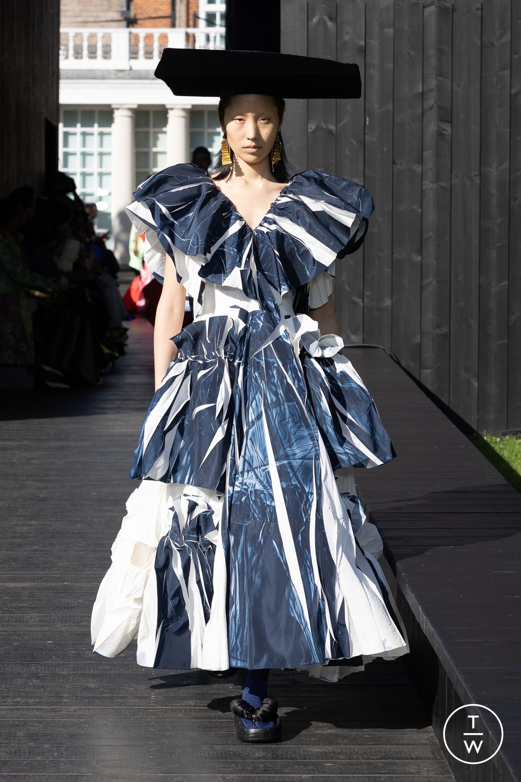 Fashion Week London Spring/Summer 2023 look 25 from the Roksanda collection womenswear