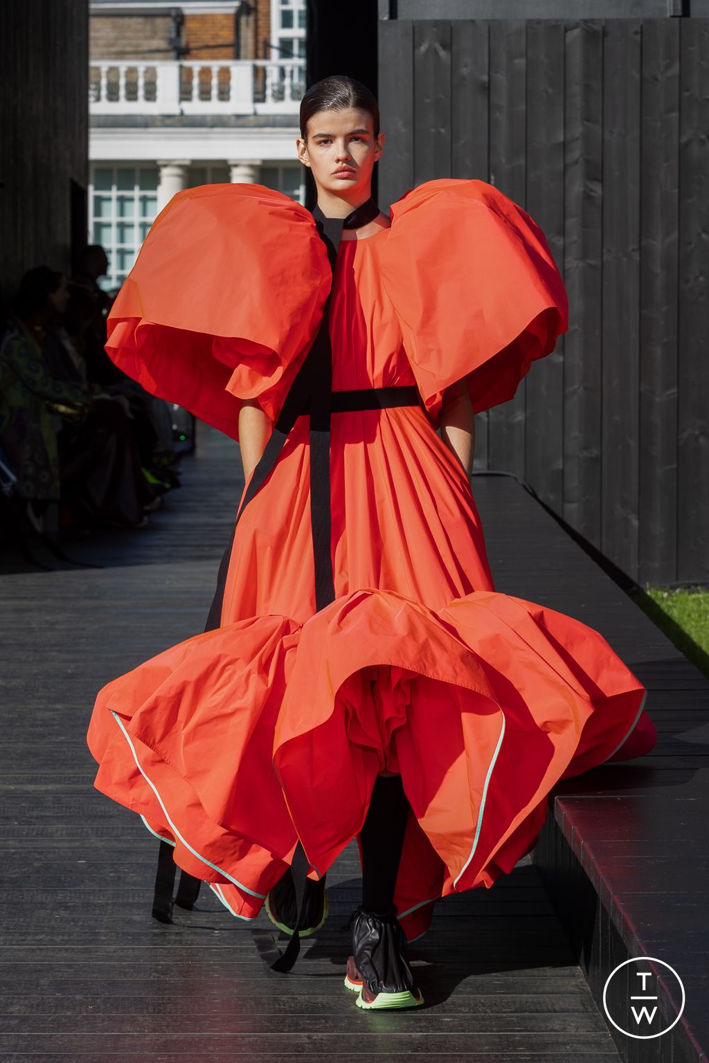 Fashion Week London Spring/Summer 2023 look 26 from the Roksanda collection 女装
