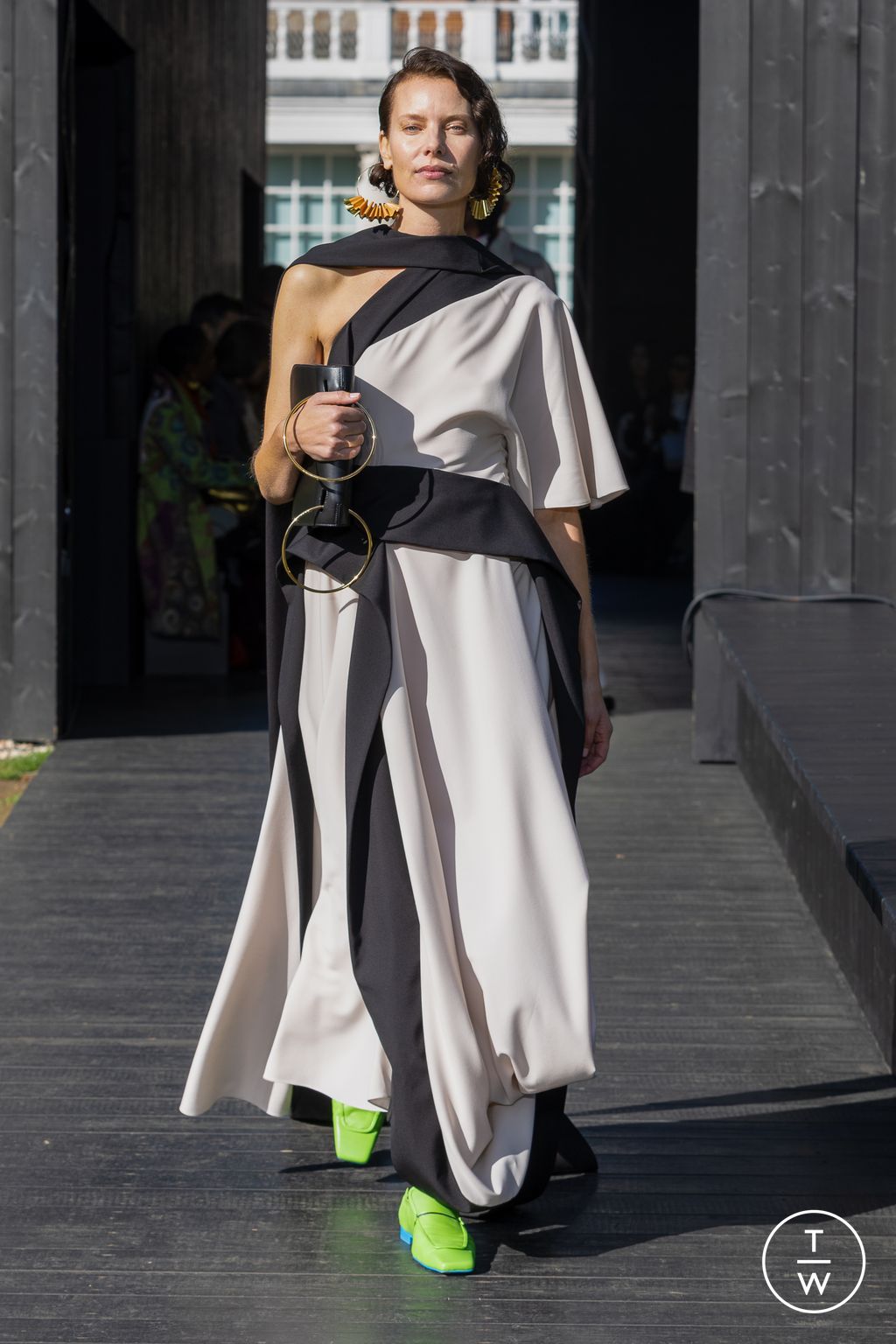 Fashion Week London Spring/Summer 2023 look 8 from the Roksanda collection 女装