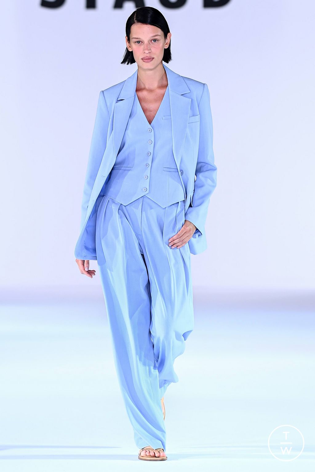Fashion Week New York Spring/Summer 2024 look 16 de la collection Staud womenswear