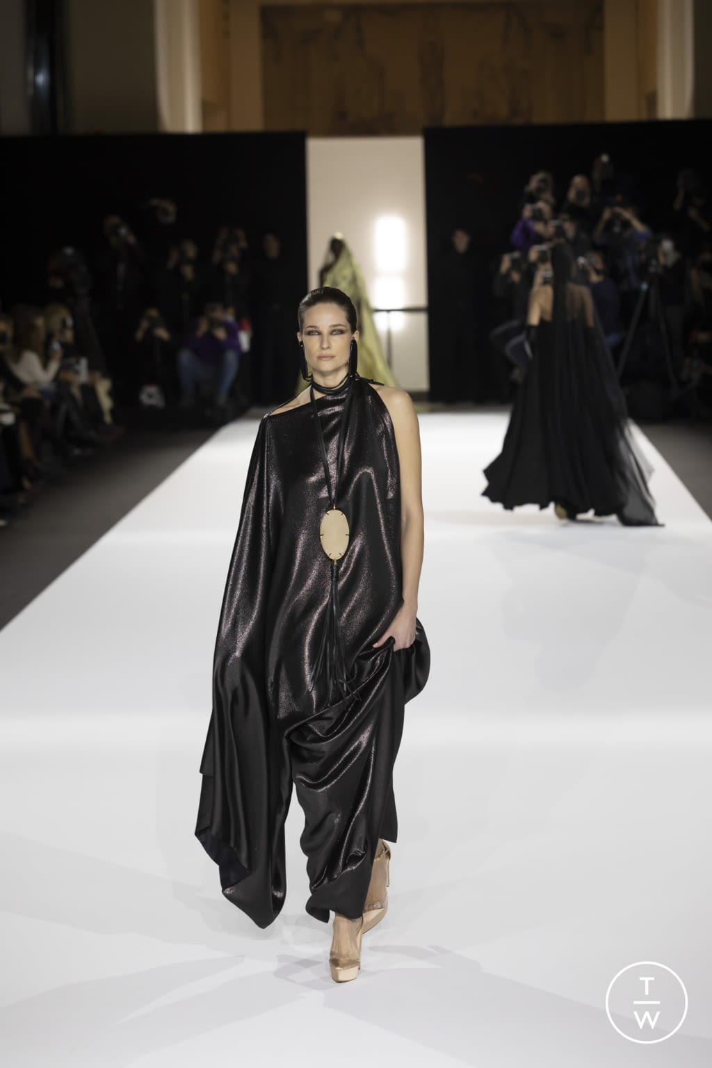 Fashion Week Paris Spring/Summer 2022 look 10 from the Stephane Rolland collection couture
