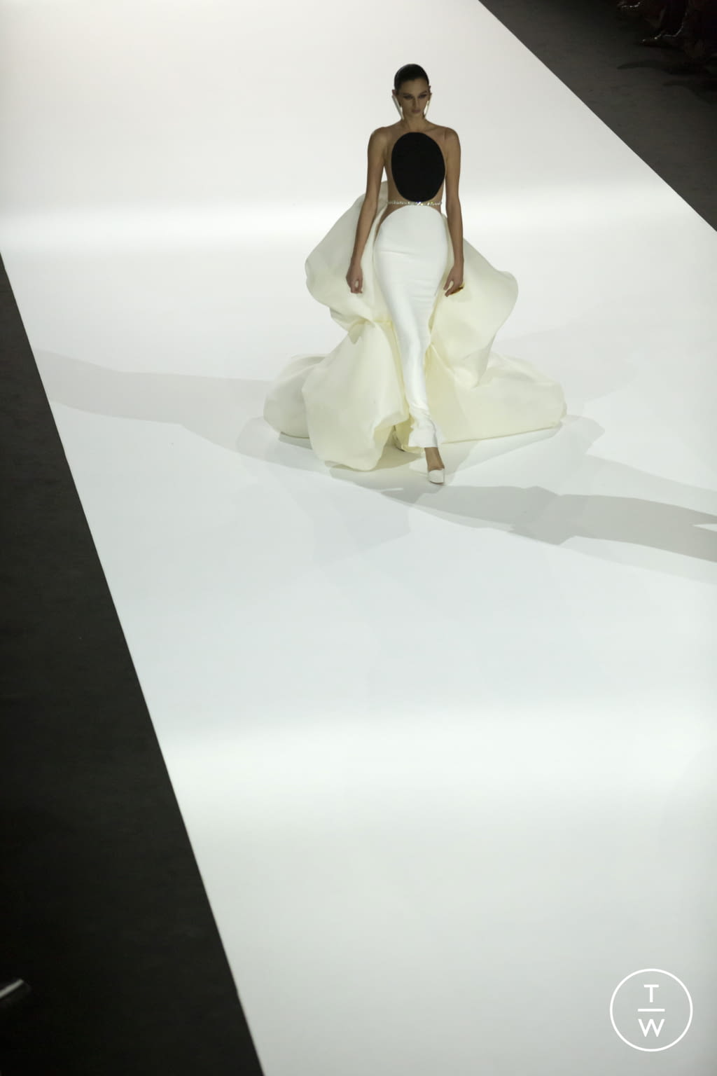 Fashion Week Paris Spring/Summer 2022 look 28 de la collection Stephane Rolland couture
