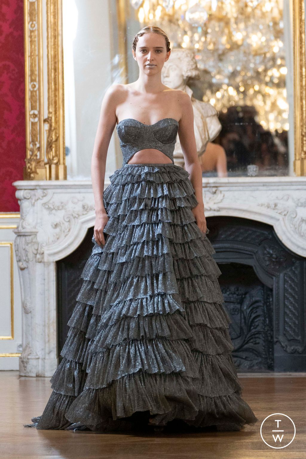Fashion Week Paris Fall/Winter 2022 look 6 de la collection Stefan Djokovich couture