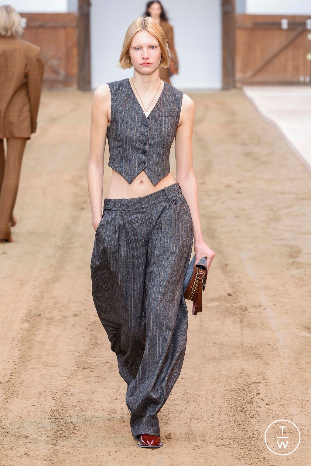 Fashion Week Paris Fall/Winter 2023 look 2 from the Stella McCartney collection 女装
