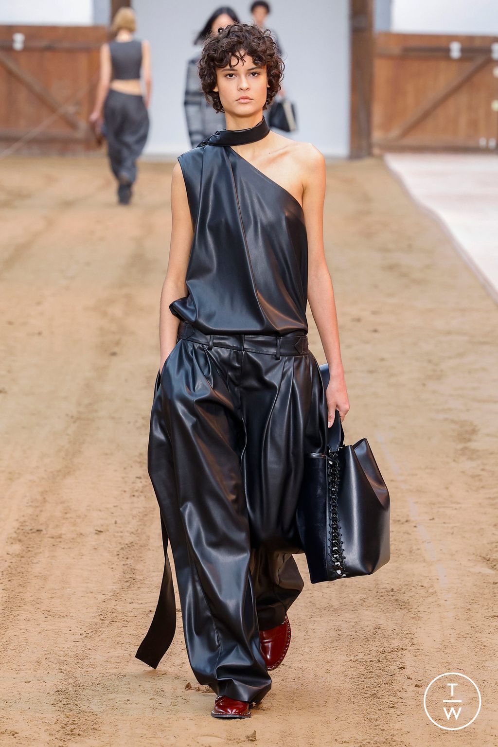 Fashion Week Paris Fall/Winter 2023 look 4 from the Stella McCartney collection womenswear