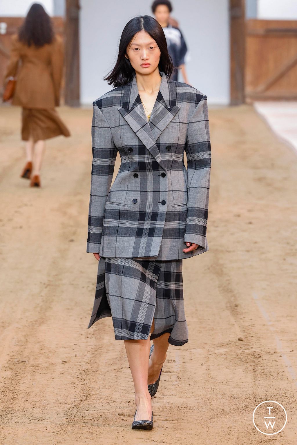 Fashion Week Paris Fall/Winter 2023 look 5 from the Stella McCartney collection womenswear
