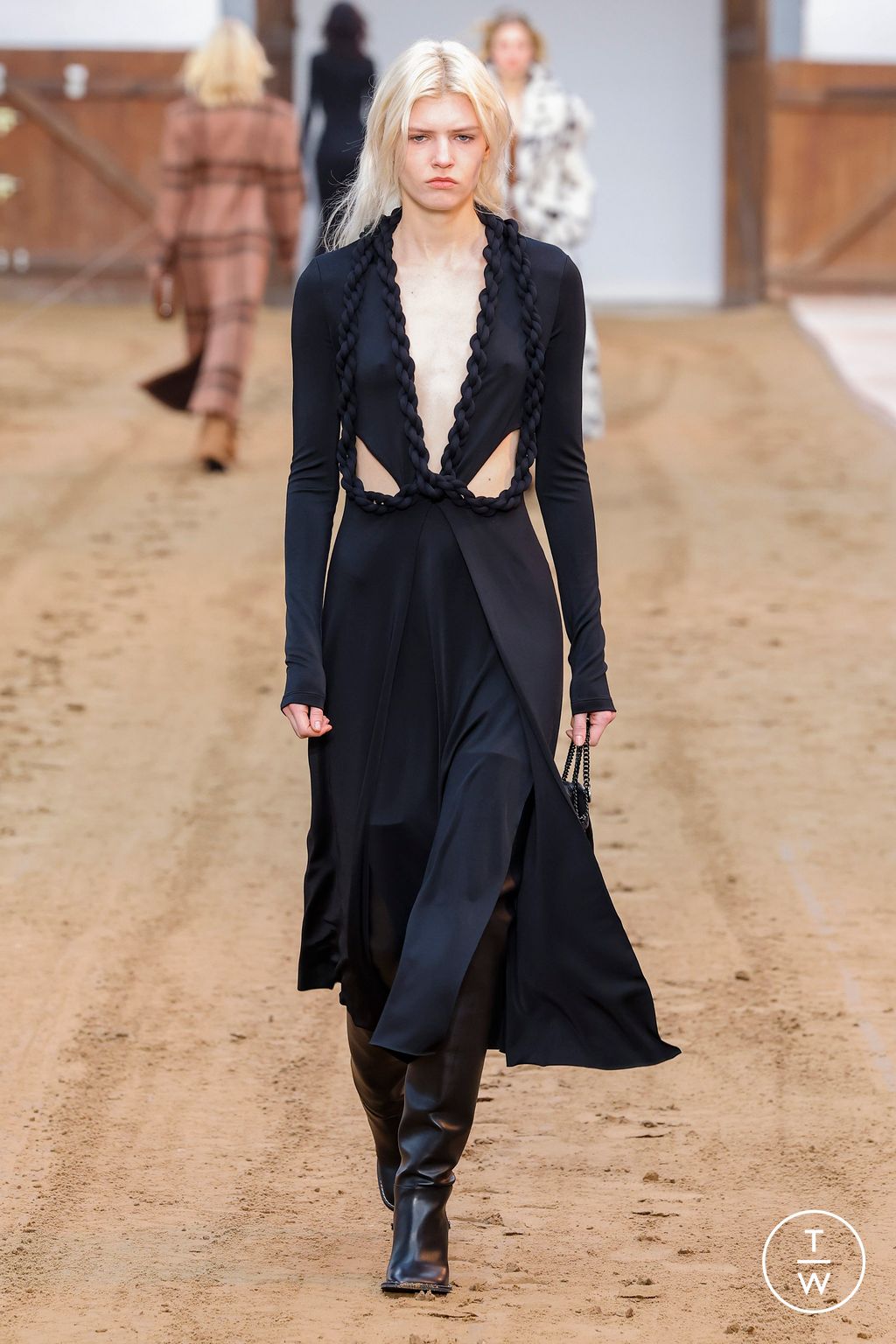 Fashion Week Paris Fall/Winter 2023 look 10 from the Stella McCartney collection womenswear