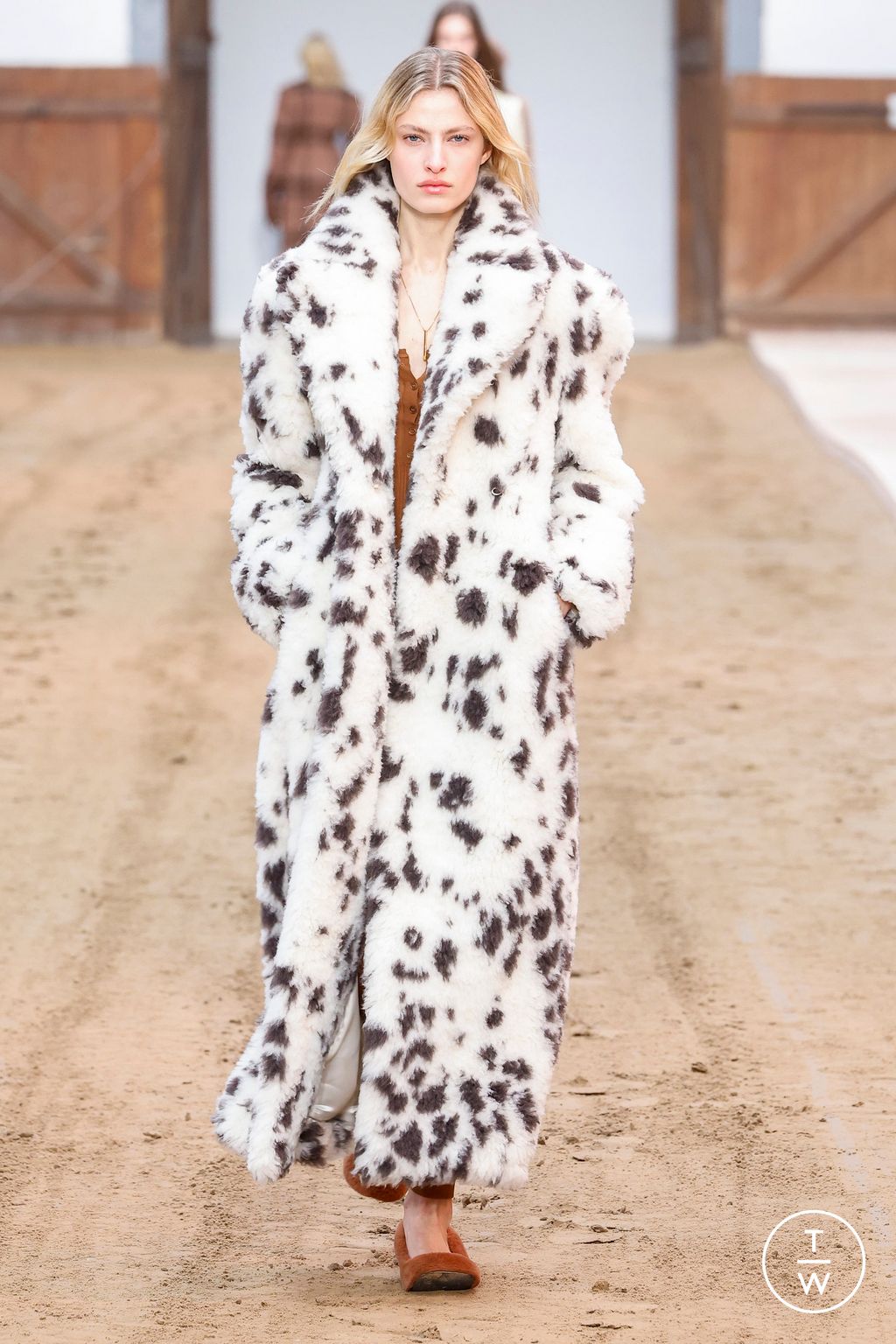 Fashion Week Paris Fall/Winter 2023 look 11 from the Stella McCartney collection womenswear