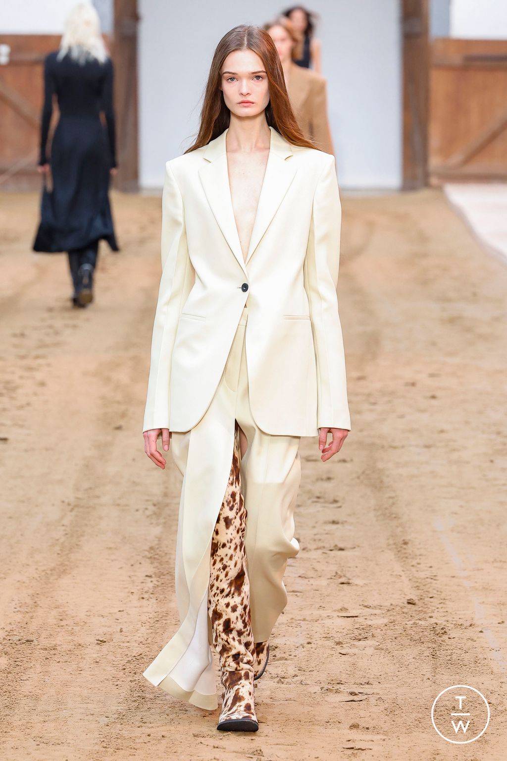Fashion Week Paris Fall/Winter 2023 look 12 from the Stella McCartney collection womenswear