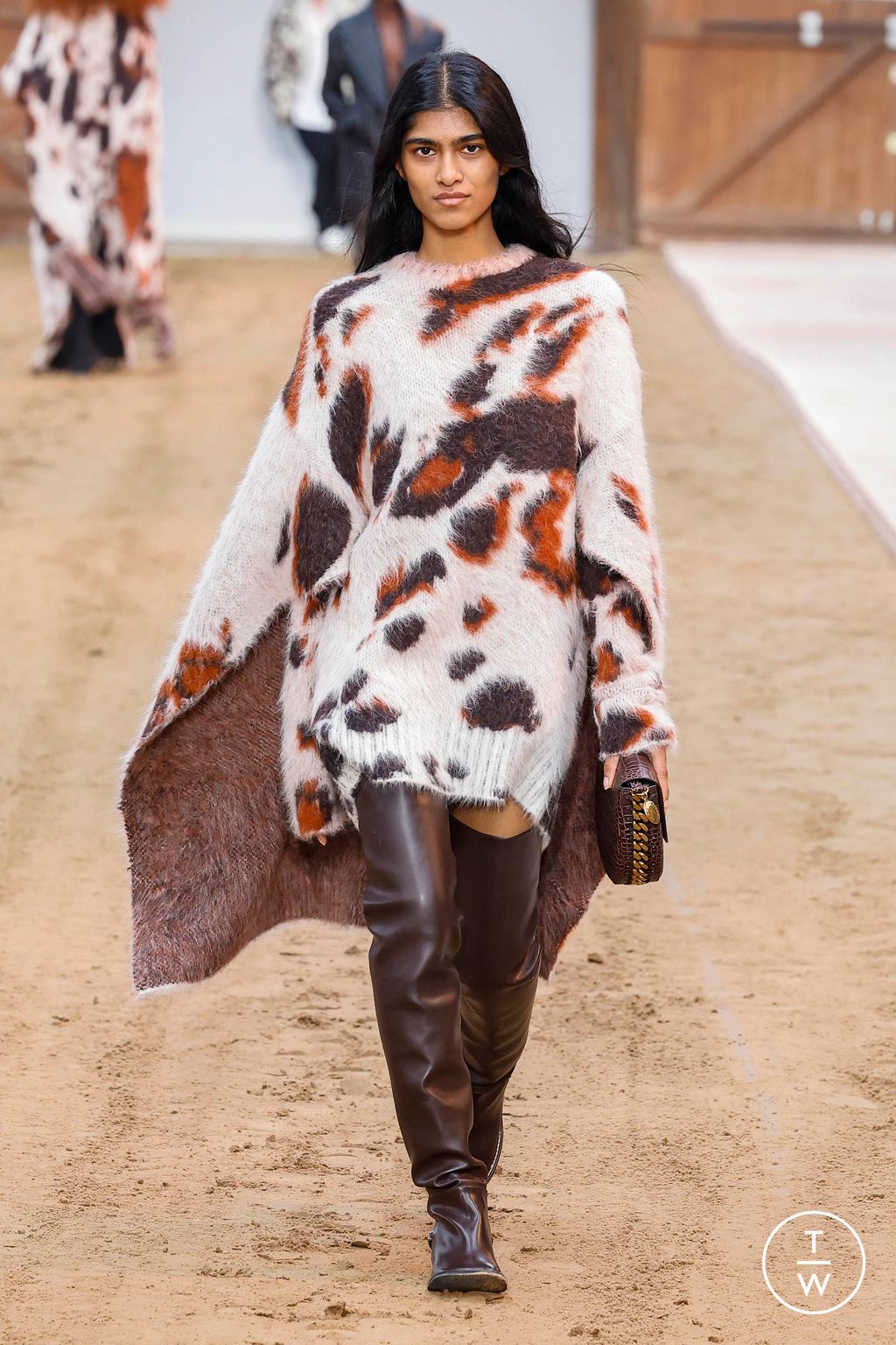 Fashion Week Paris Fall/Winter 2023 look 18 from the Stella McCartney collection womenswear