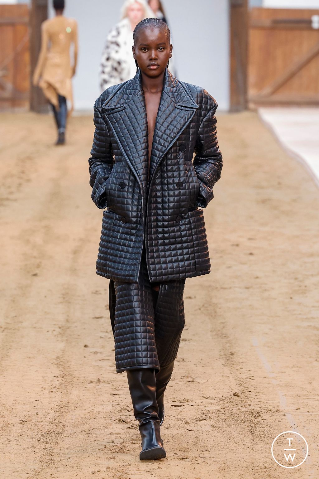 Fashion Week Paris Fall/Winter 2023 look 19 from the Stella McCartney collection womenswear