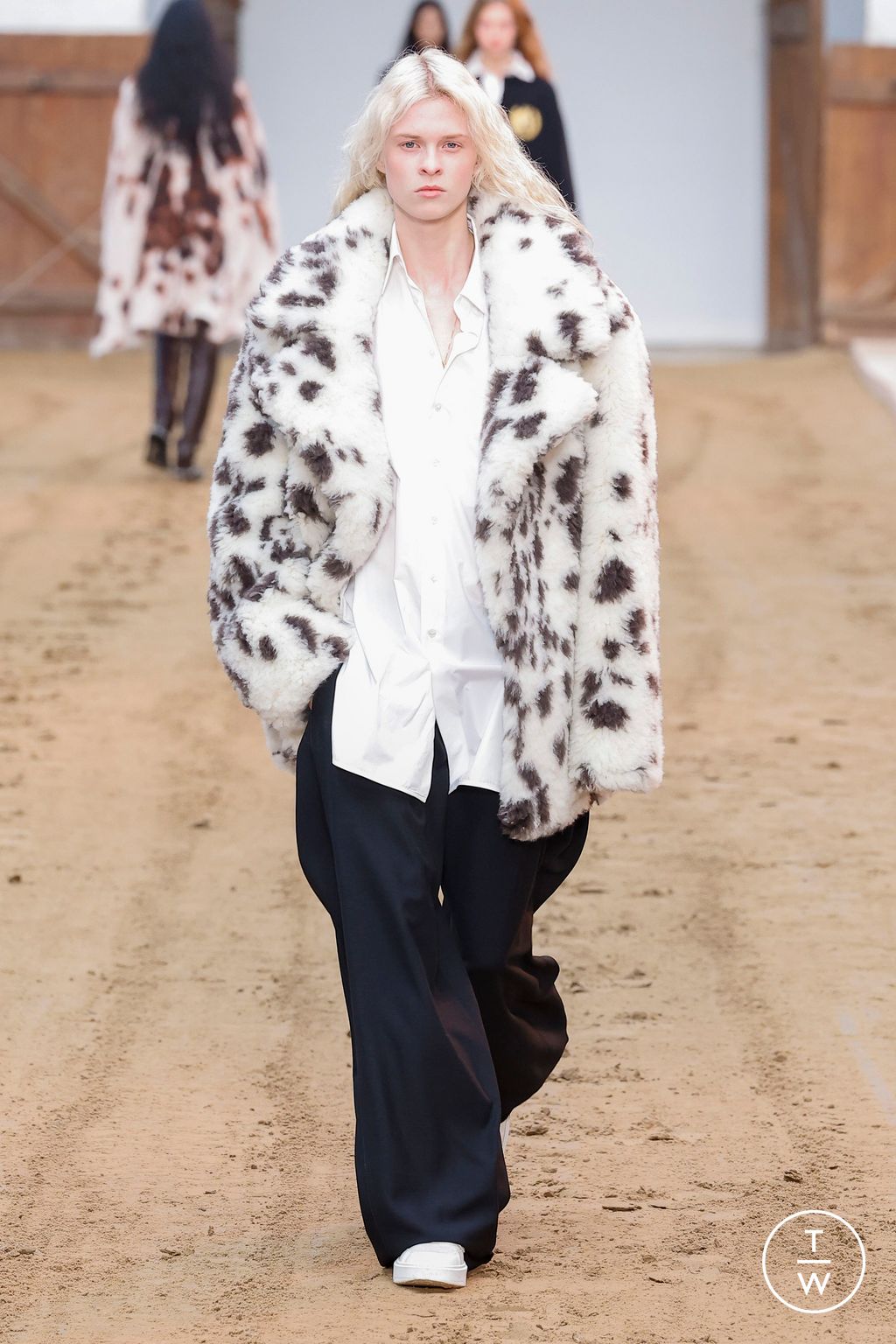 Fashion Week Paris Fall/Winter 2023 look 20 from the Stella McCartney collection womenswear