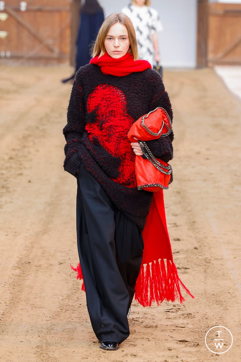 Fashion Week Paris Fall/Winter 2023 look 28 from the Stella McCartney collection 女装