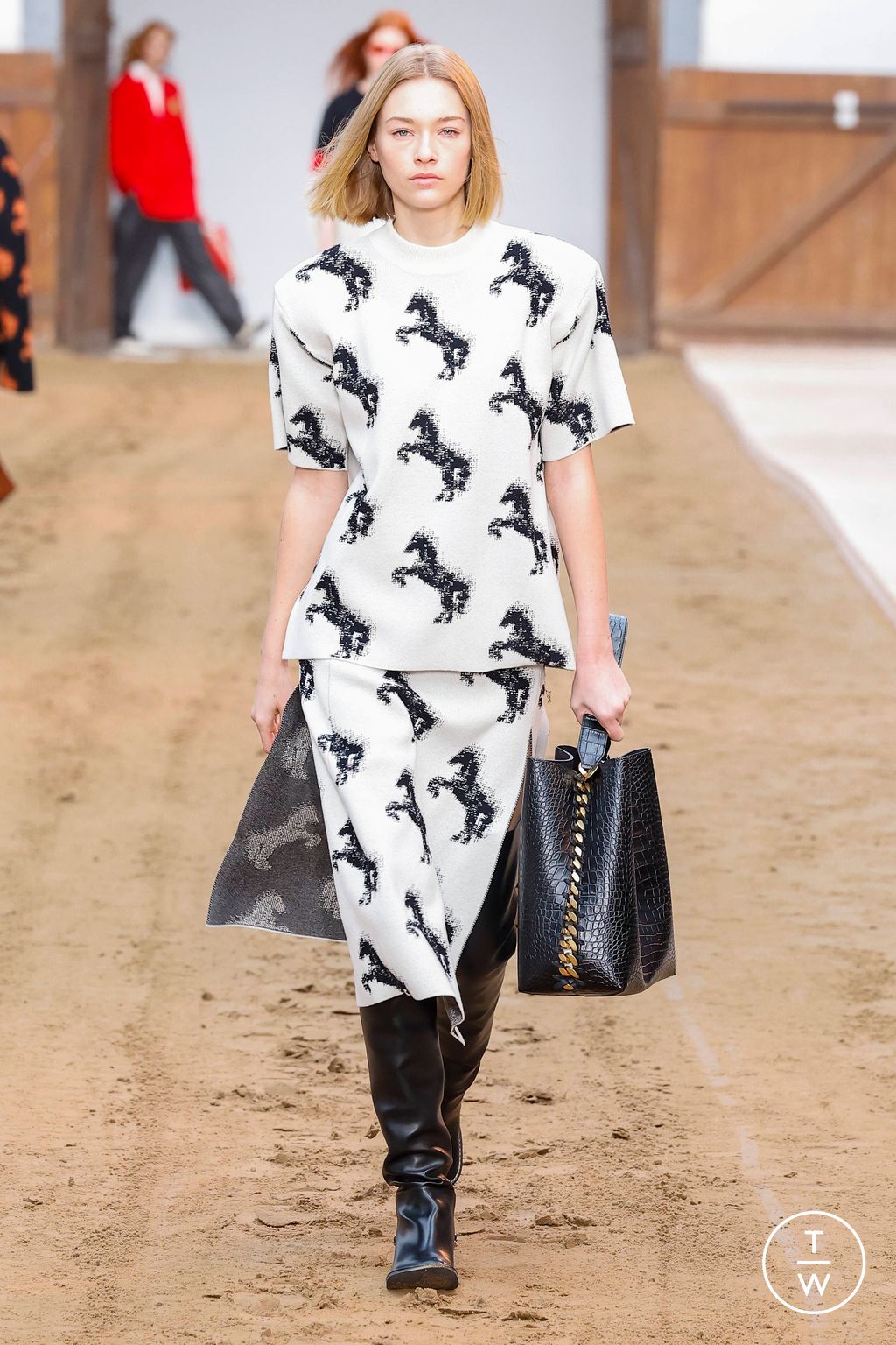 Fashion Week Paris Fall/Winter 2023 look 29 from the Stella McCartney collection womenswear