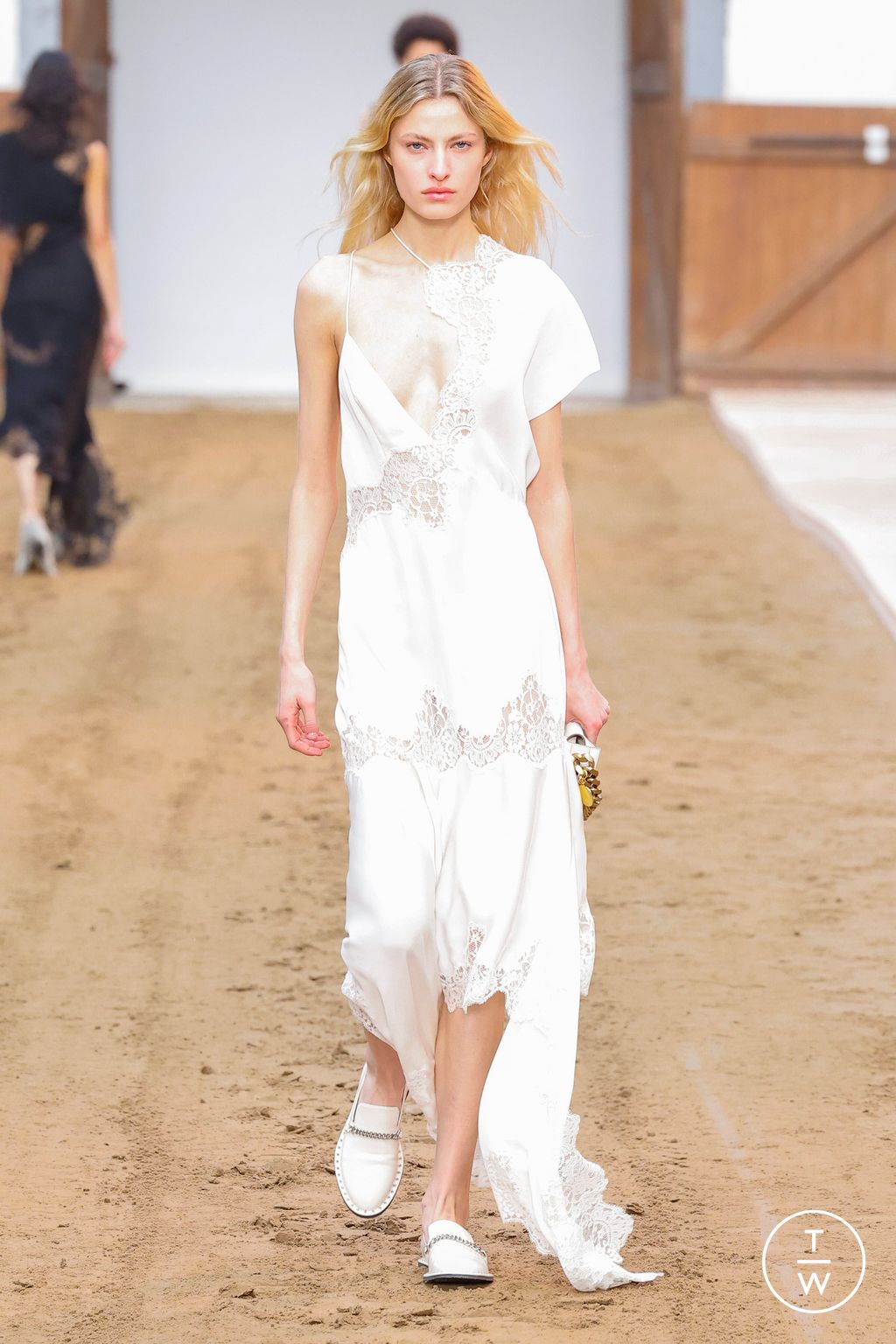 Fashion Week Paris Fall/Winter 2023 look 39 from the Stella McCartney collection 女装