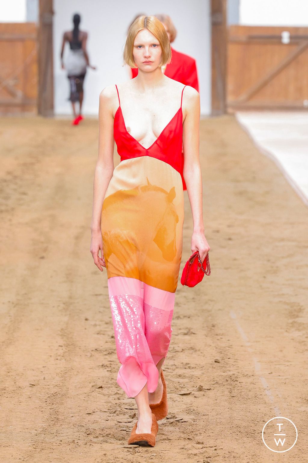 Fashion Week Paris Fall/Winter 2023 look 53 from the Stella McCartney collection 女装