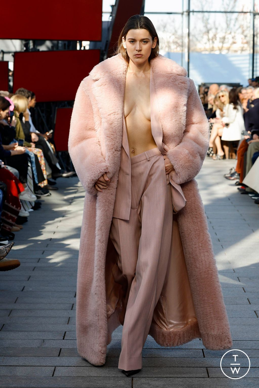 Fashion Week Paris Fall/Winter 2024 look 1 de la collection Stella McCartney womenswear