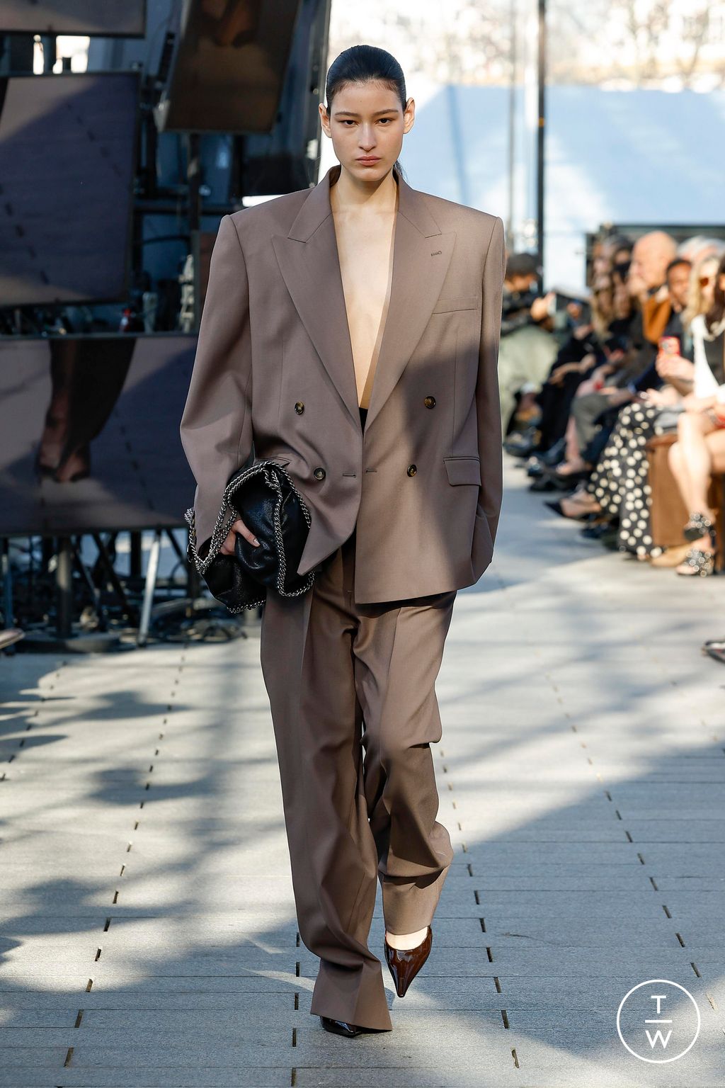 Fashion Week Paris Fall/Winter 2024 look 2 from the Stella McCartney collection 女装