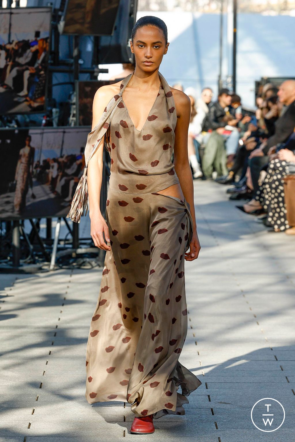 Fashion Week Paris Fall/Winter 2024 look 20 from the Stella McCartney collection womenswear