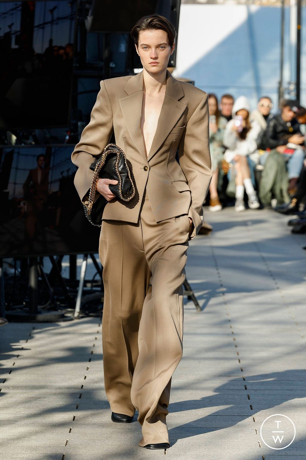 Fashion Week Paris Fall/Winter 2024 look 21 from the Stella McCartney collection 女装
