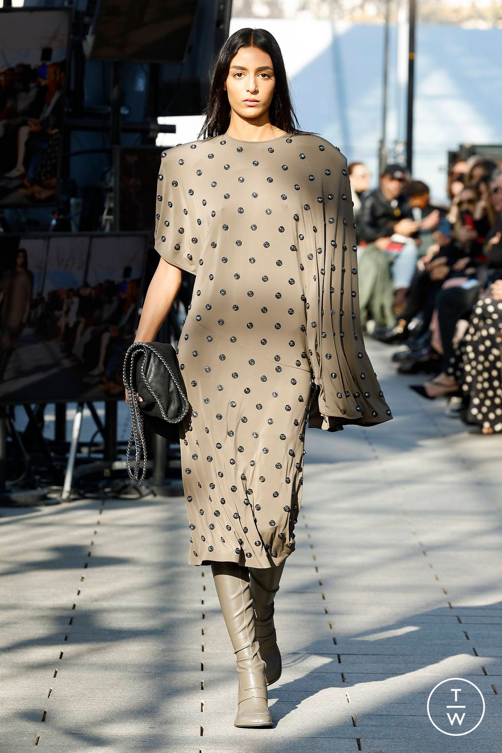 Fashion Week Paris Fall/Winter 2024 look 22 from the Stella McCartney collection womenswear