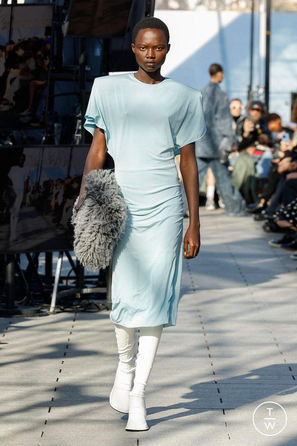 Fashion Week Paris Fall/Winter 2024 look 33 from the Stella McCartney collection 女装