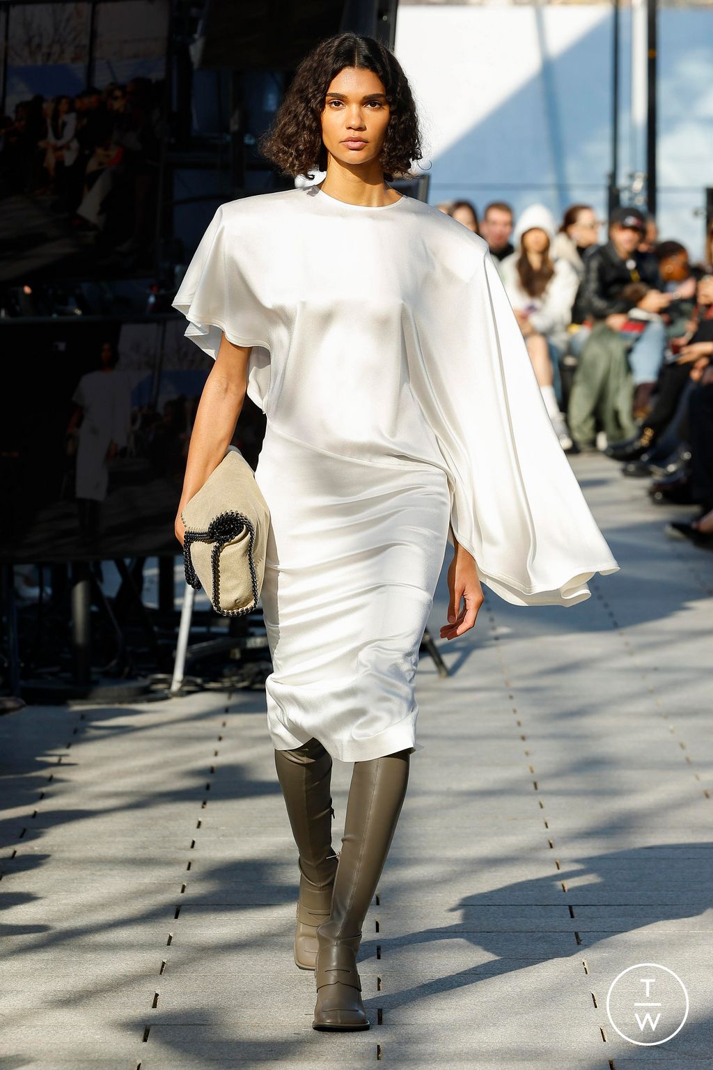 Fashion Week Paris Fall/Winter 2024 look 44 from the Stella McCartney collection womenswear