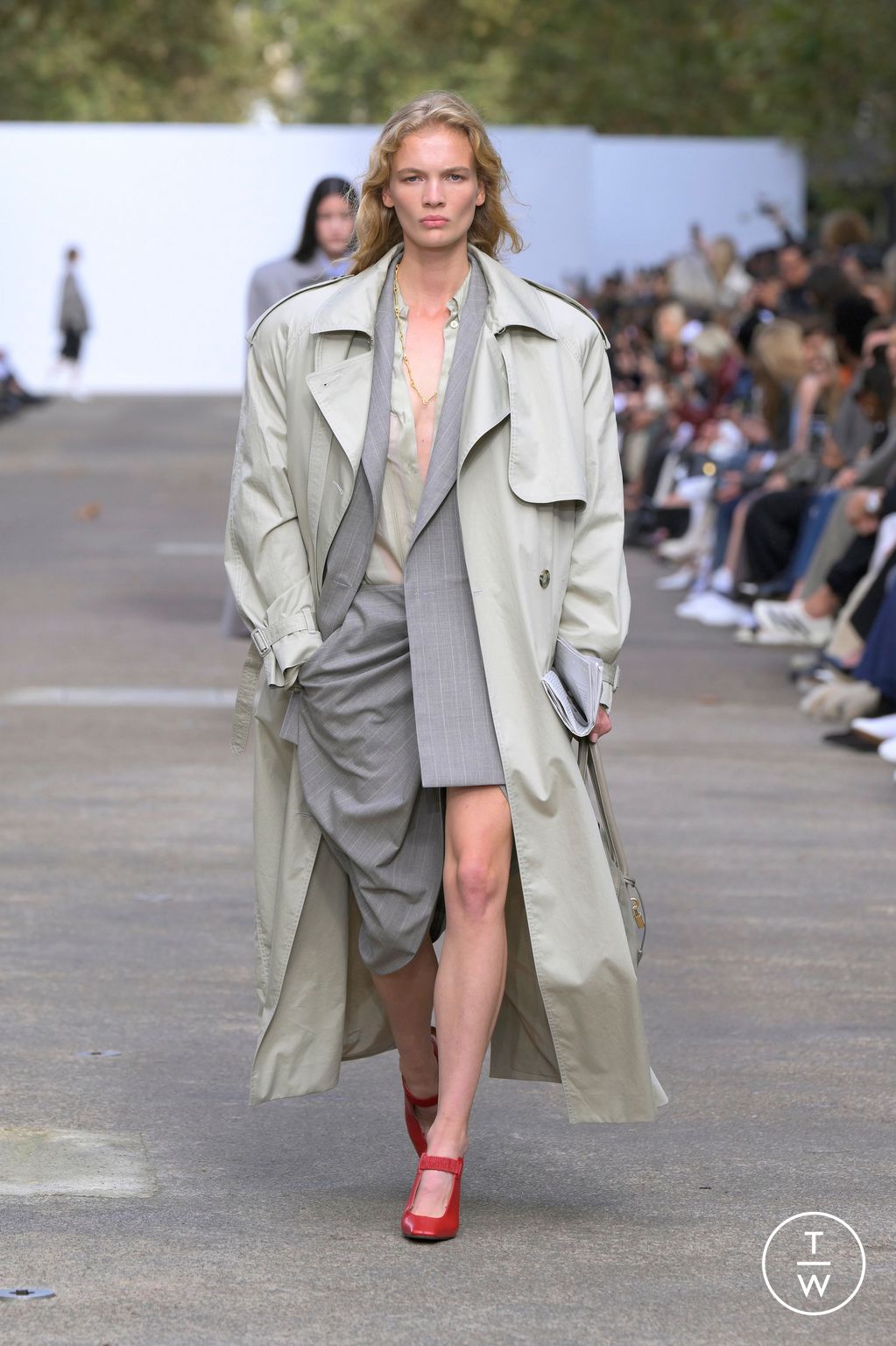 Fashion Week Paris Spring-Summer 2025 look 1 from the Stella McCartney collection 女装