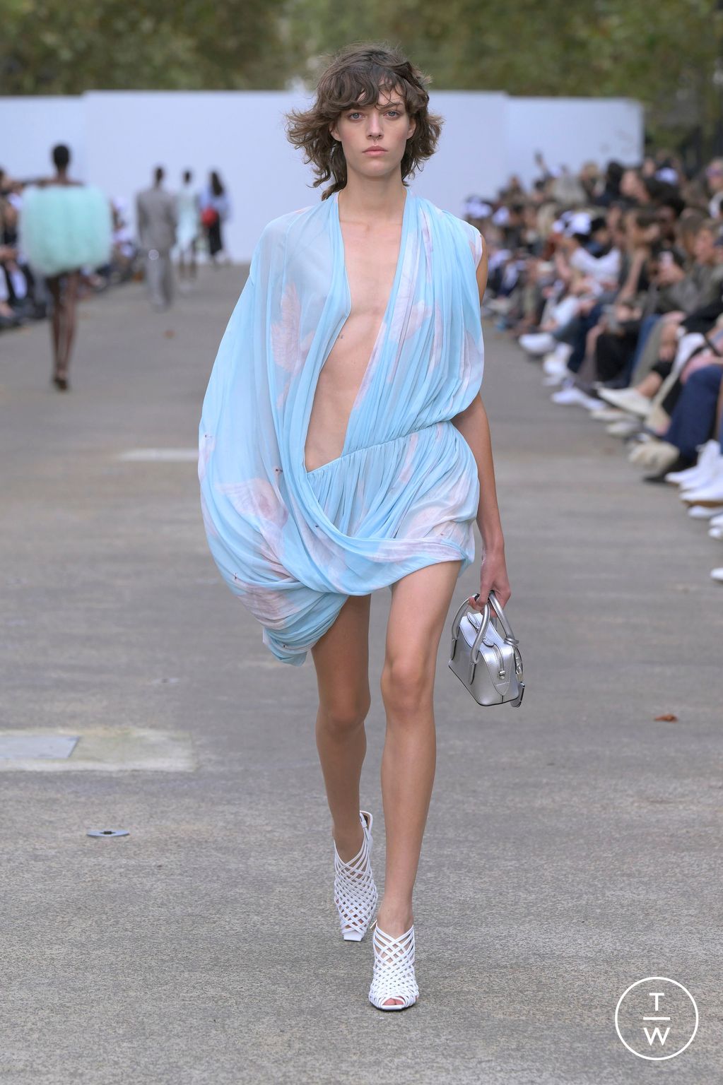 Fashion Week Paris Spring/Summer 2025 look 17 from the Stella McCartney collection womenswear