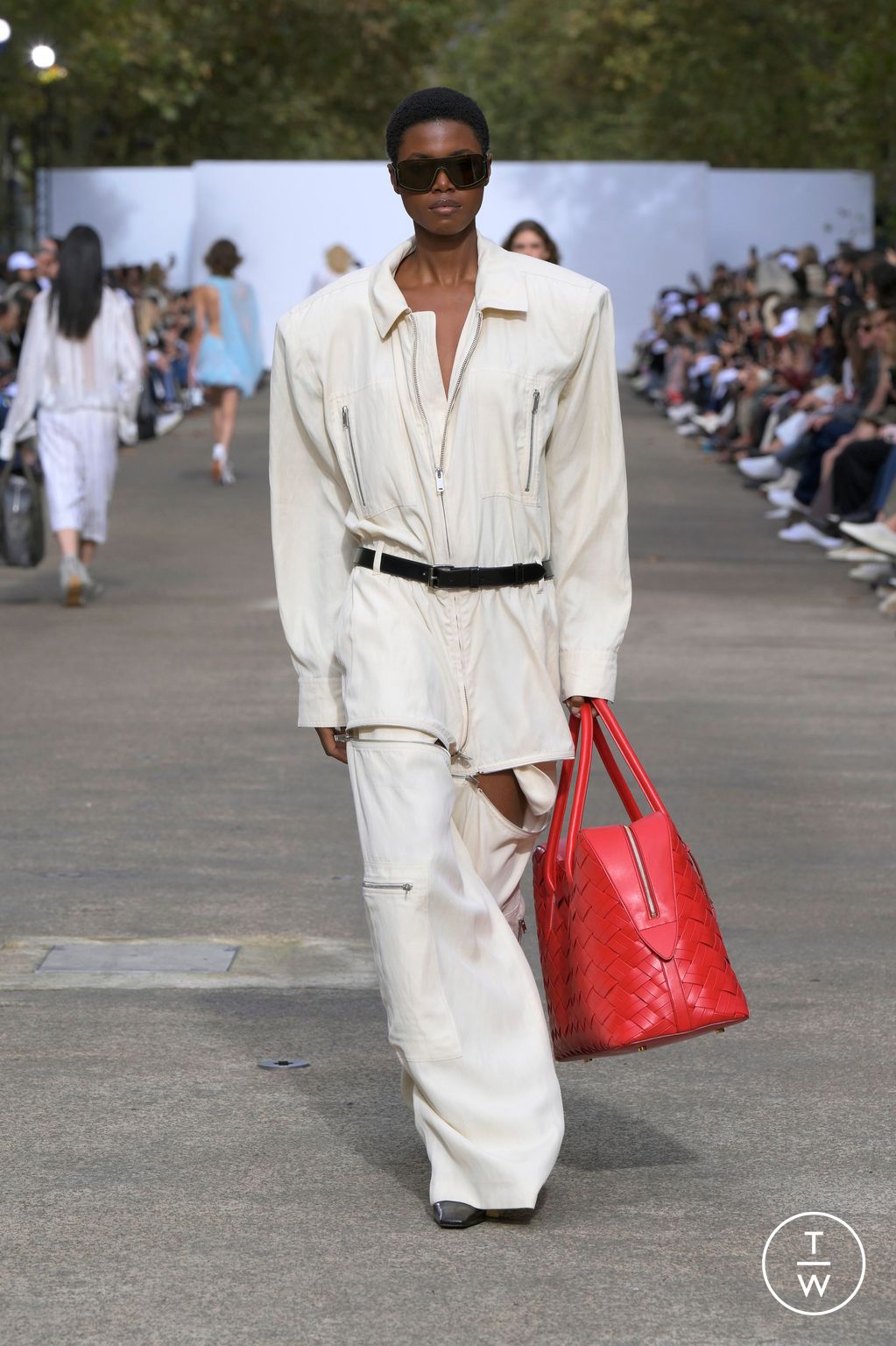 Fashion Week Paris Spring/Summer 2025 look 19 from the Stella McCartney collection womenswear