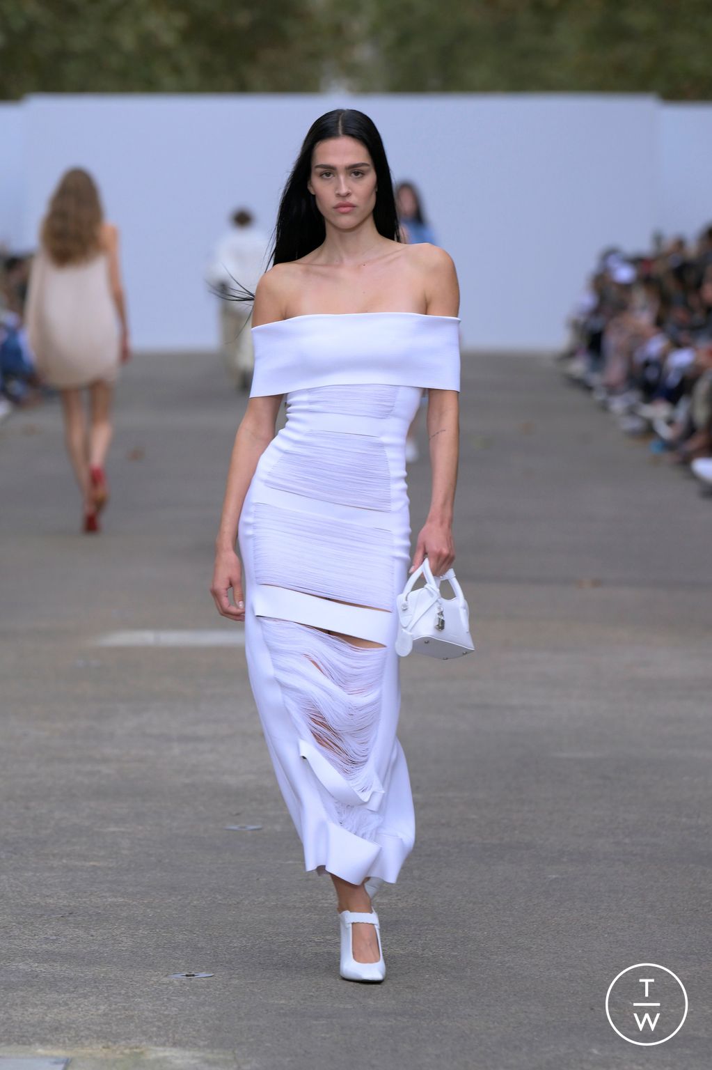 Fashion Week Paris Spring-Summer 2025 look 32 from the Stella McCartney collection womenswear