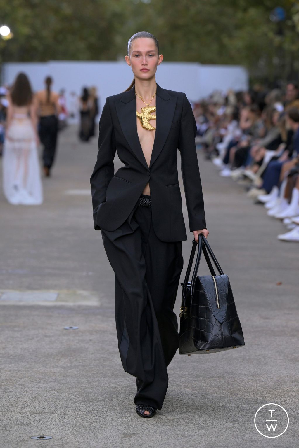 Fashion Week Paris Spring-Summer 2025 look 49 from the Stella McCartney collection 女装
