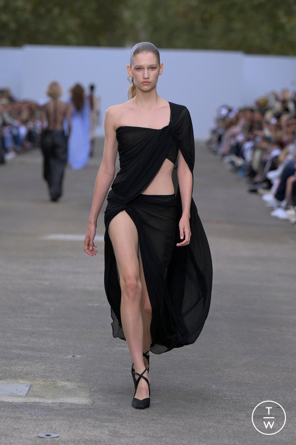 Fashion Week Paris Spring-Summer 2025 look 54 de la collection Stella McCartney womenswear