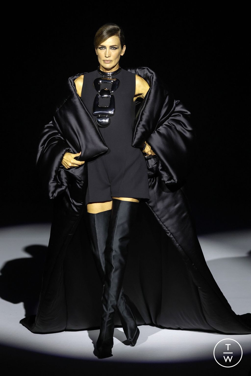 Fashion Week Paris Fall/Winter 2022 look 2 from the Stephane Rolland collection 高级定制