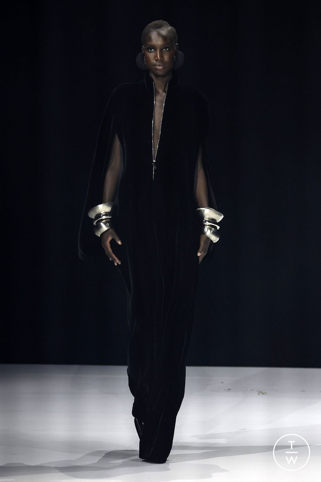 Fashion Week Paris Fall/Winter 2022 look 4 from the Stephane Rolland collection couture