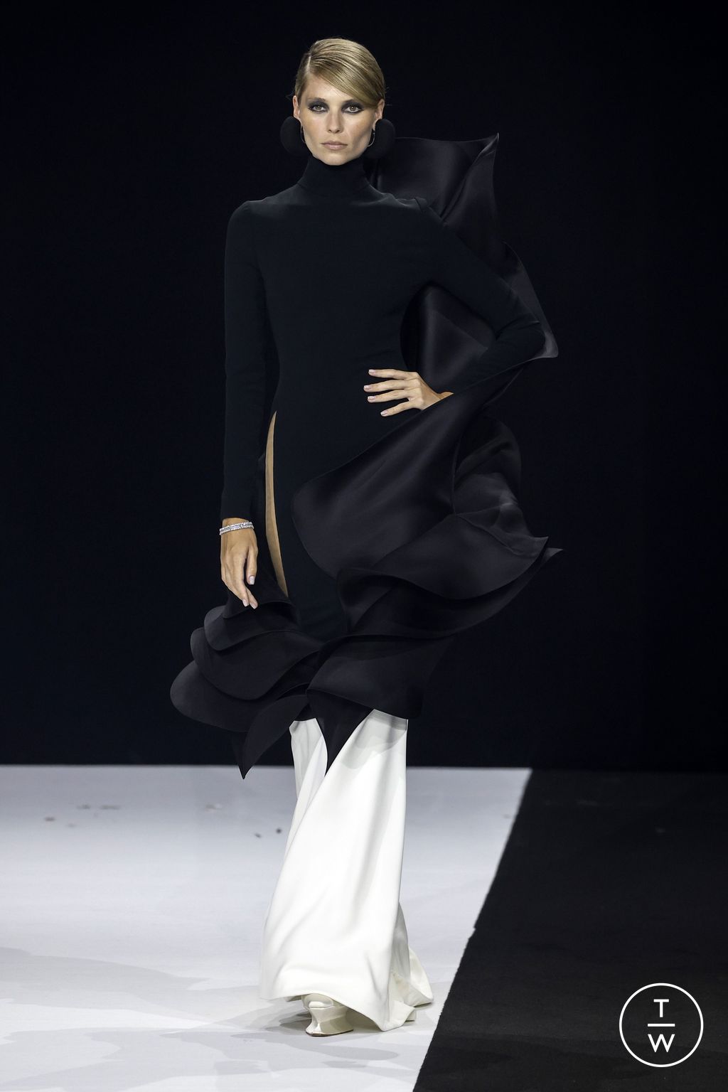 Fashion Week Paris Fall/Winter 2022 look 14 from the Stephane Rolland collection couture