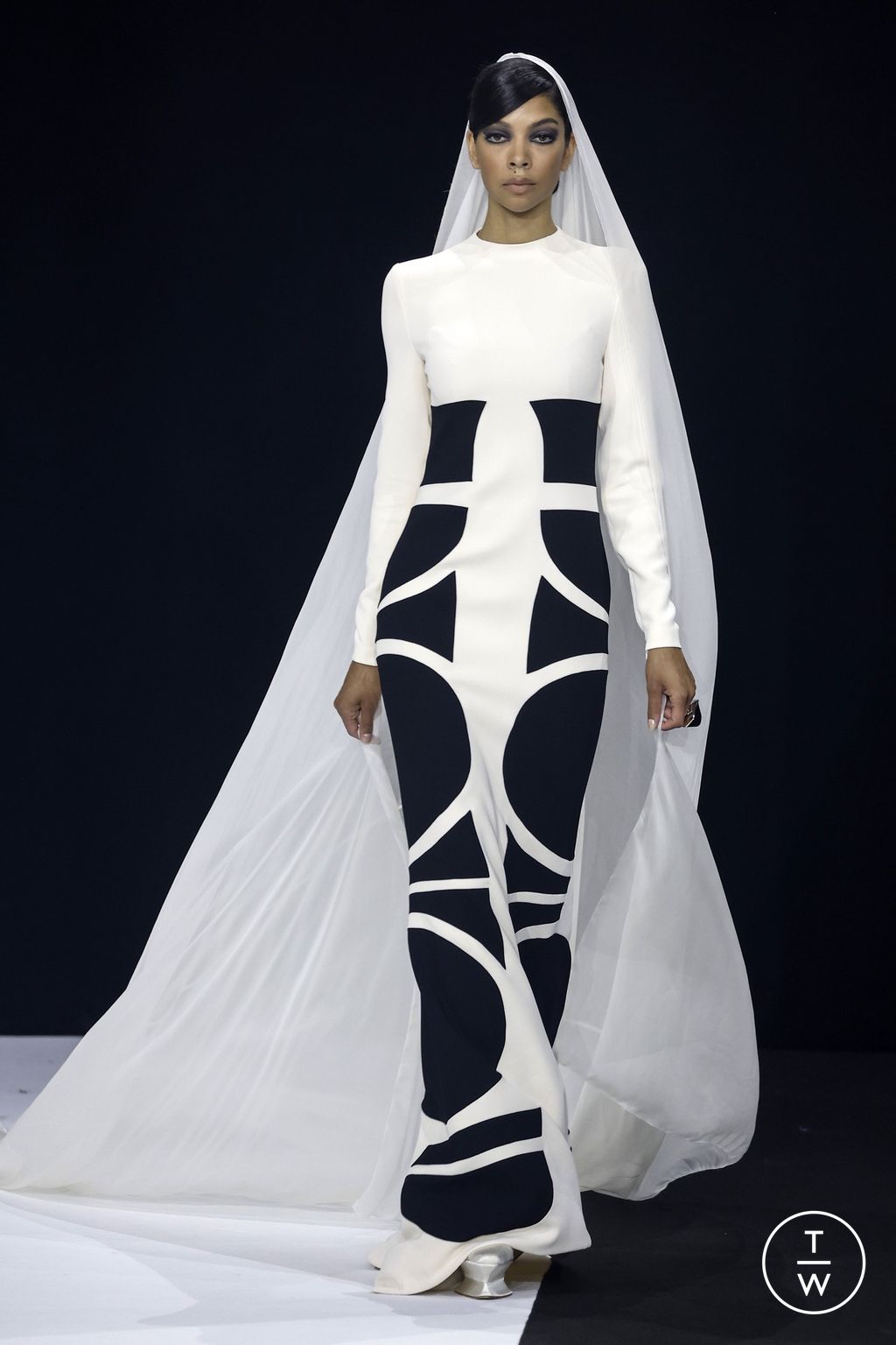 Fashion Week Paris Fall/Winter 2022 look 18 from the Stephane Rolland collection couture