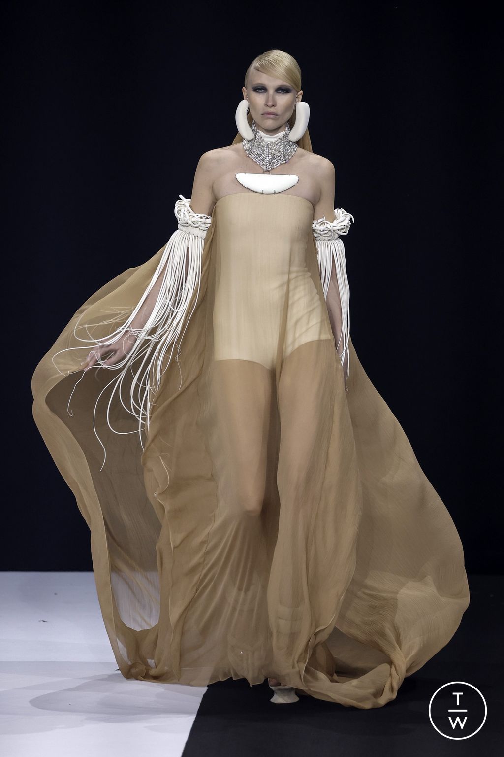 Fashion Week Paris Fall/Winter 2022 look 24 from the Stephane Rolland collection couture