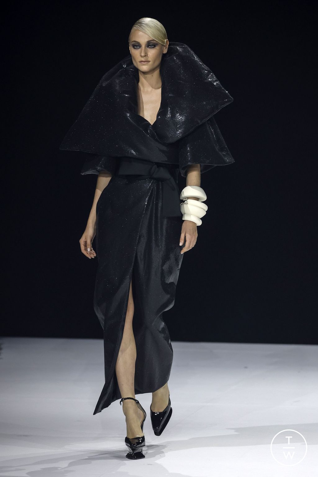Fashion Week Paris Fall/Winter 2022 look 26 de la collection Stephane Rolland couture