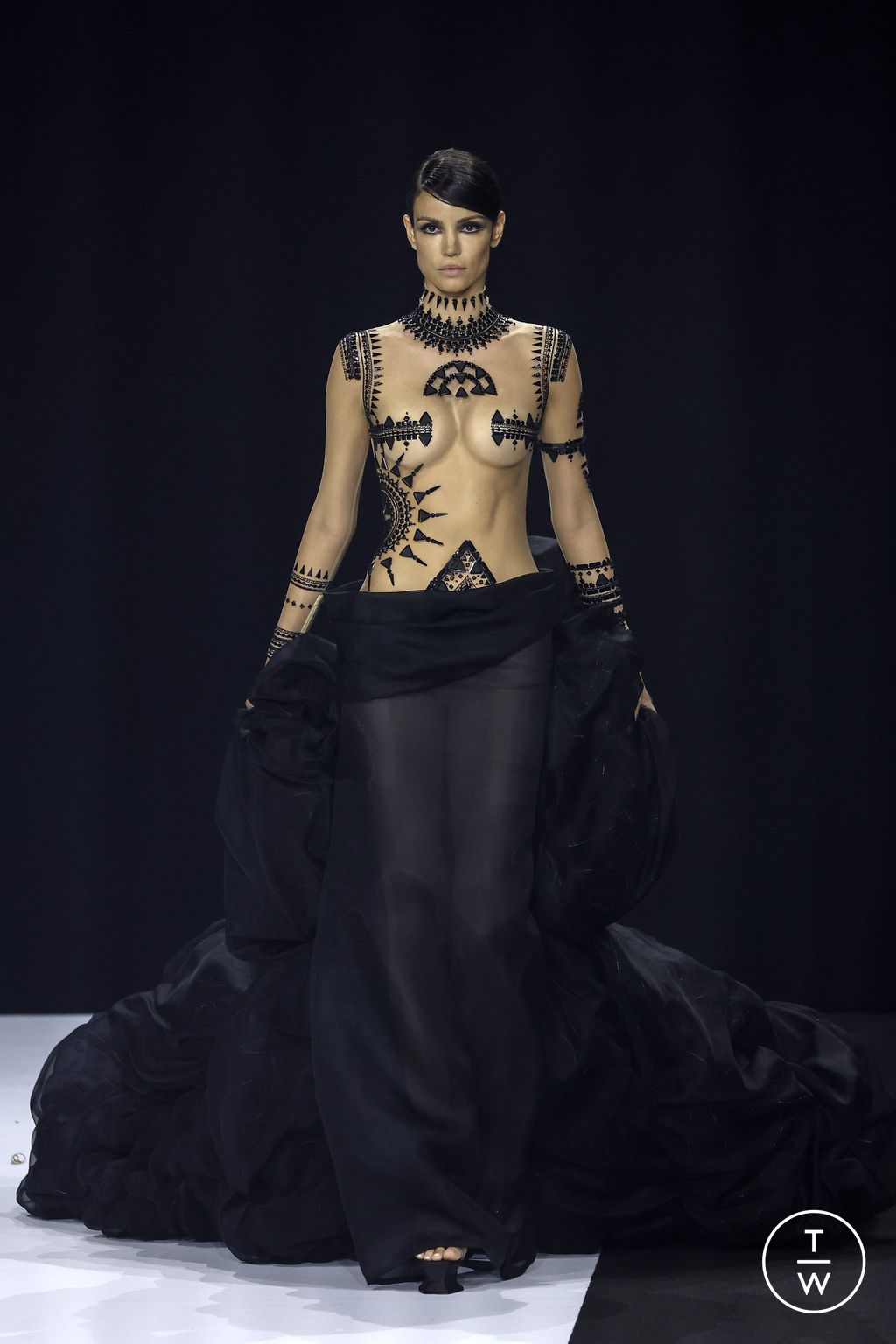 Fashion Week Paris Fall/Winter 2022 look 31 from the Stephane Rolland collection couture