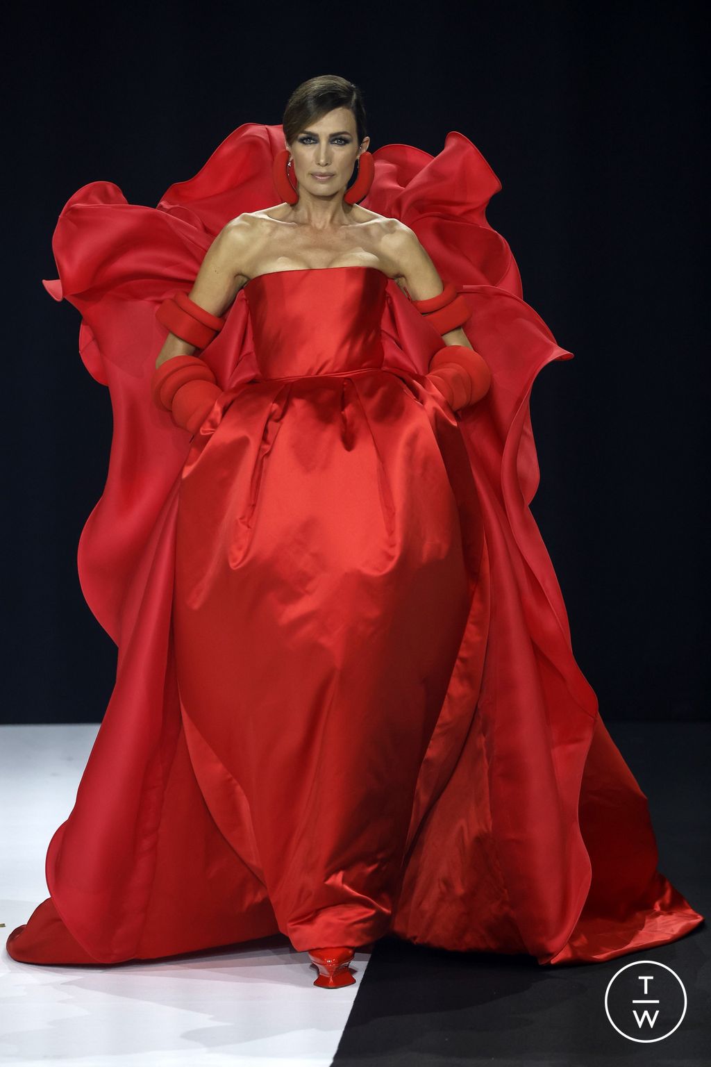 Fashion Week Paris Fall/Winter 2022 look 33 from the Stephane Rolland collection couture