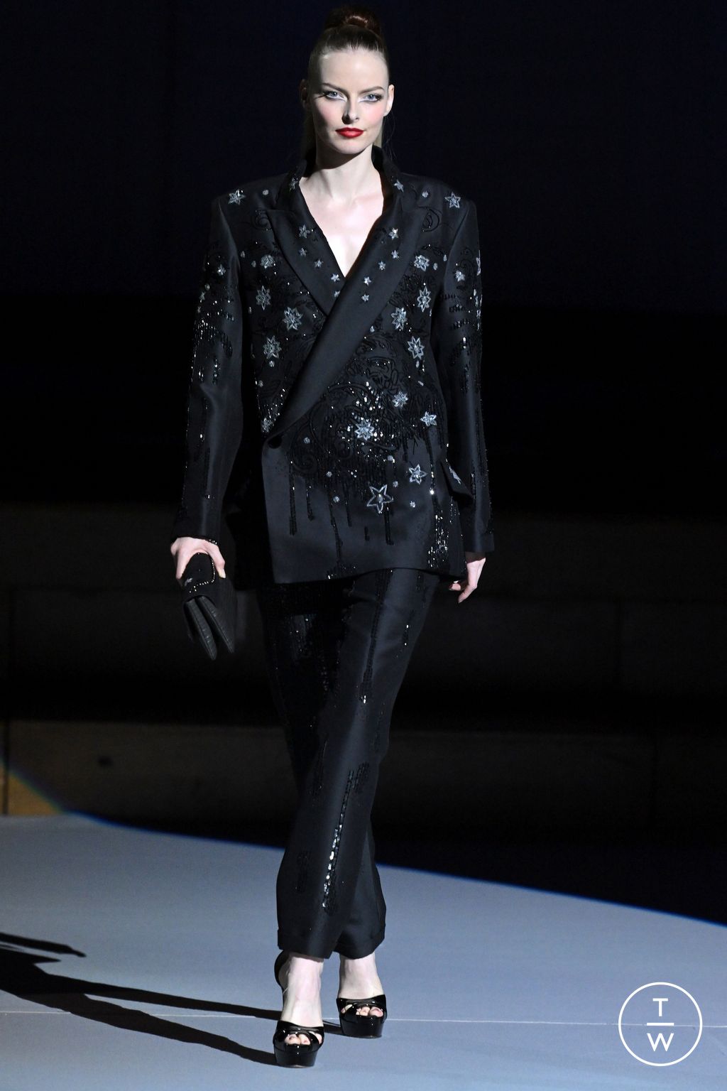 Fashion Week Paris Fall/Winter 2023 look 1 from the Julien Fournié collection 高级定制