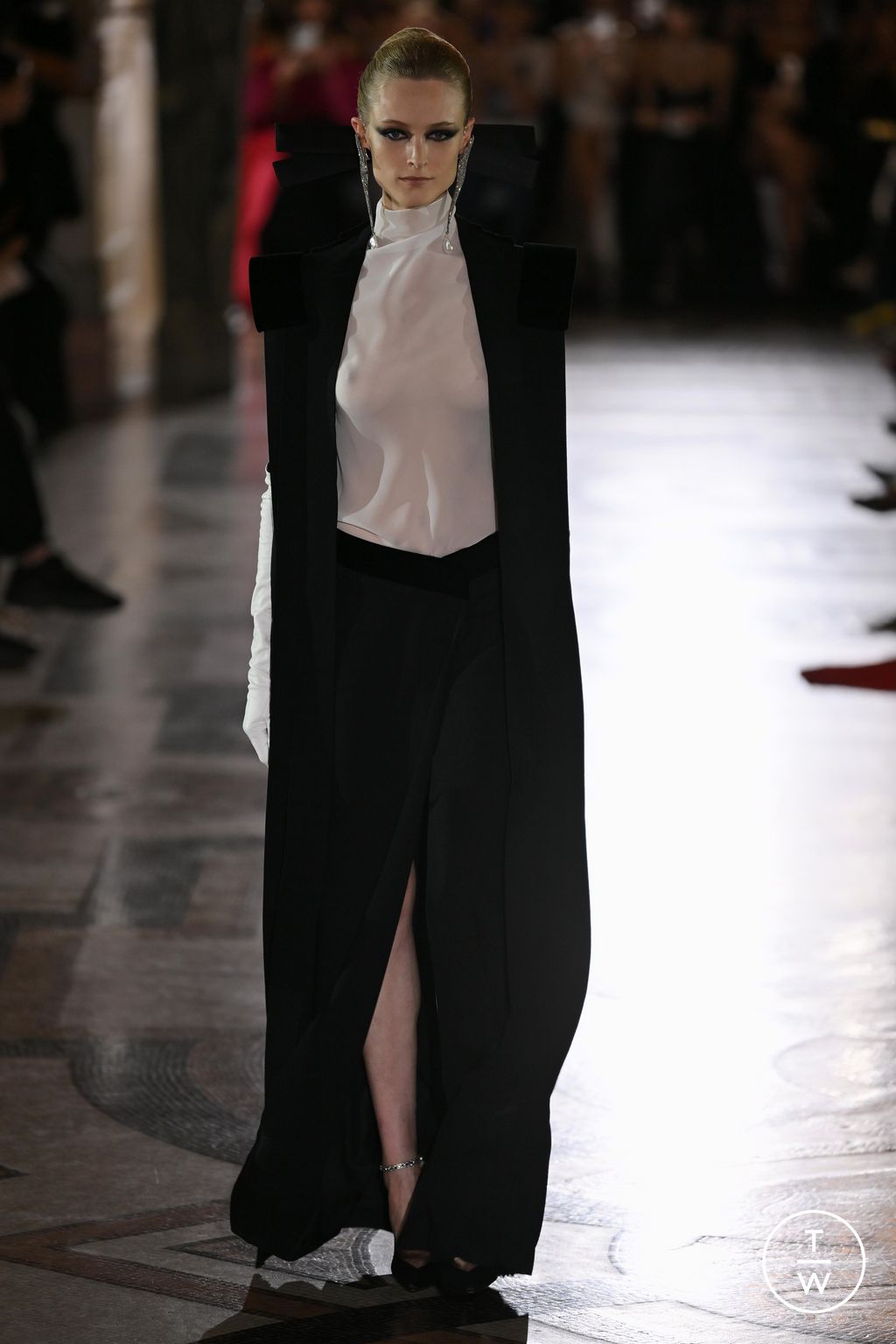Fashion Week Paris Fall/Winter 2023 look 1 from the Stephane Rolland collection 高级定制