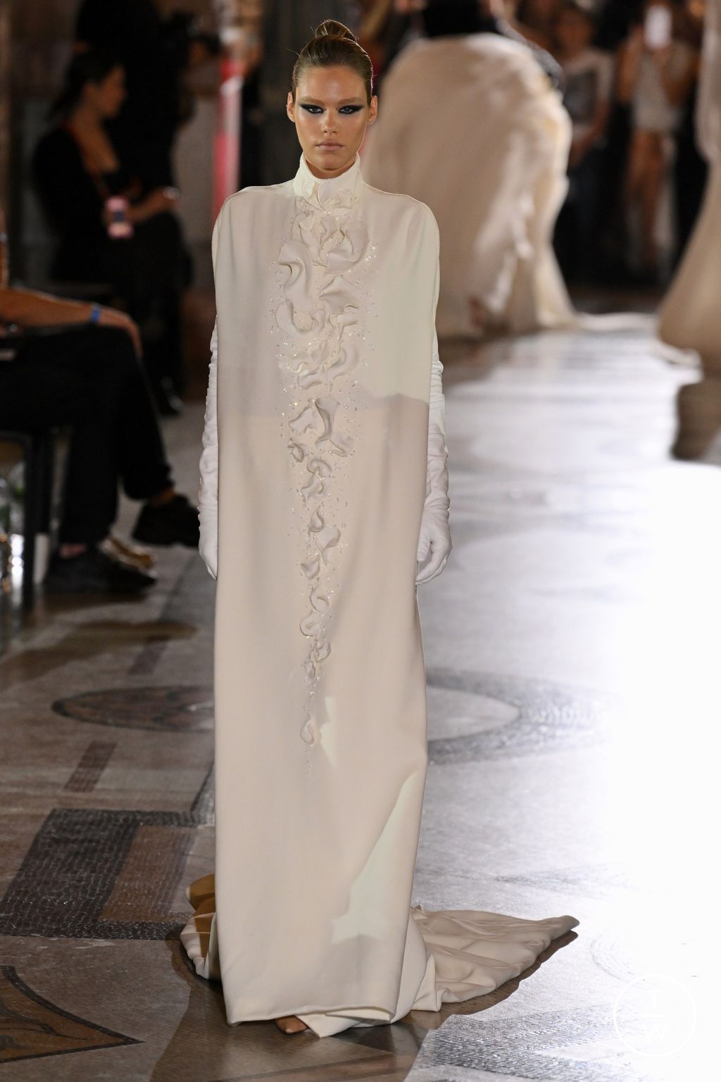Fashion Week Paris Fall/Winter 2023 look 17 from the Stephane Rolland collection couture