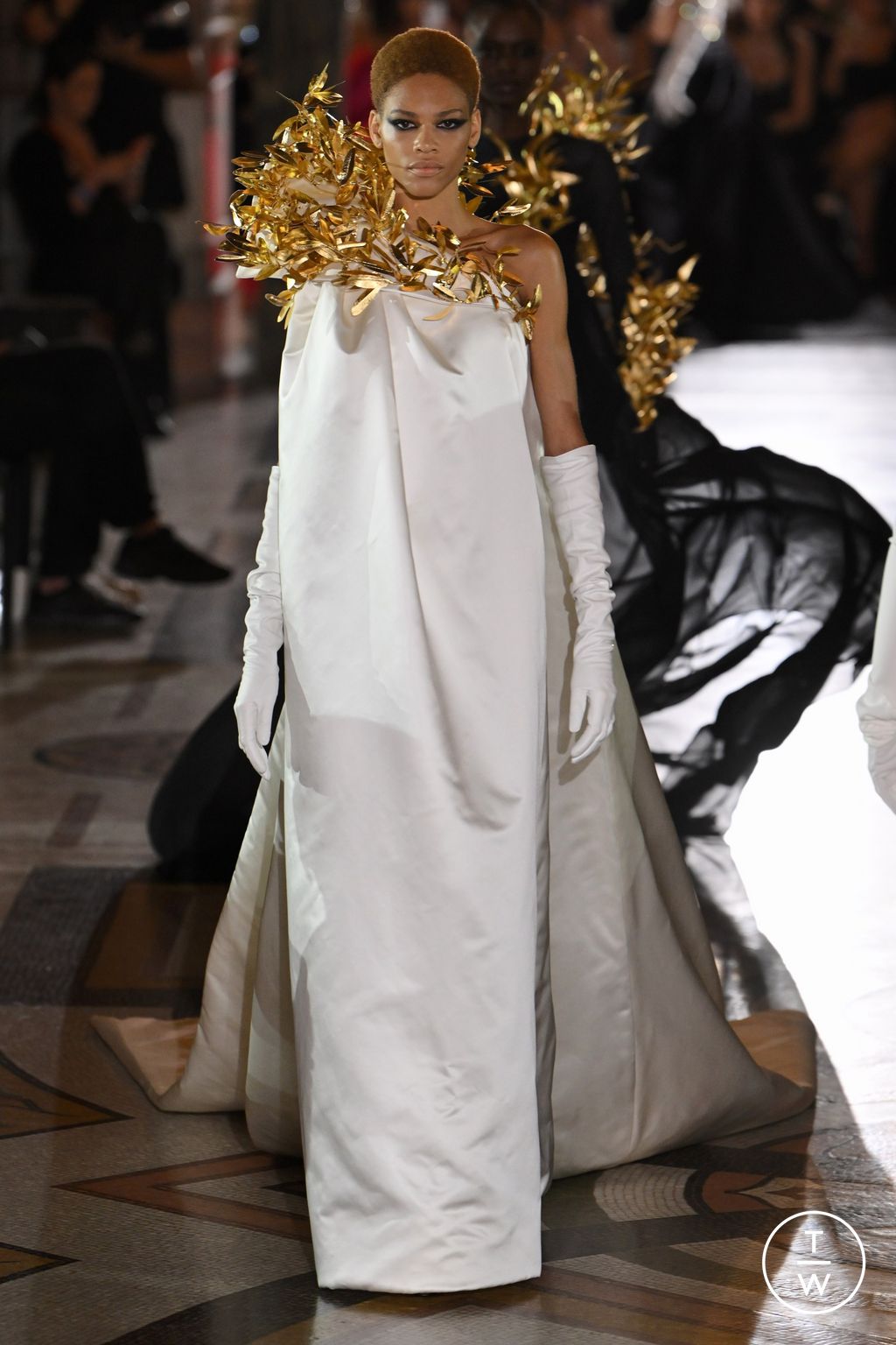 Fashion Week Paris Fall/Winter 2023 look 21 from the Stephane Rolland collection couture