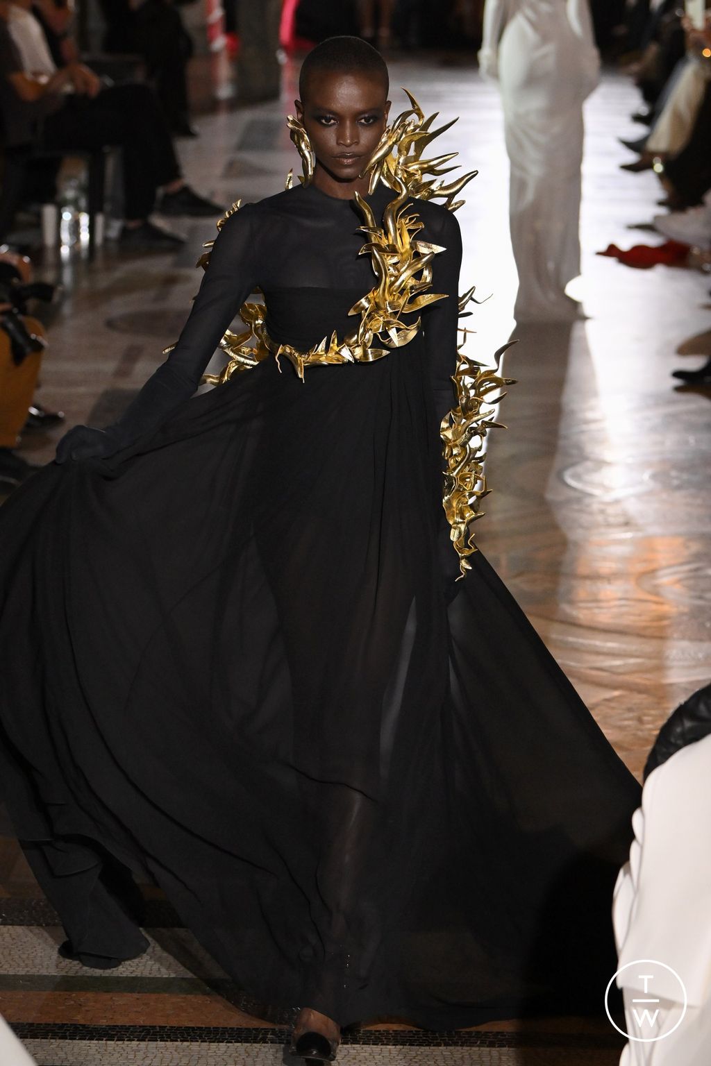 Fashion Week Paris Fall/Winter 2023 look 22 from the Stephane Rolland collection 高级定制