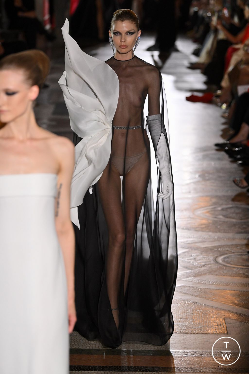 Fashion Week Paris Fall/Winter 2023 look 28 from the Stephane Rolland collection couture