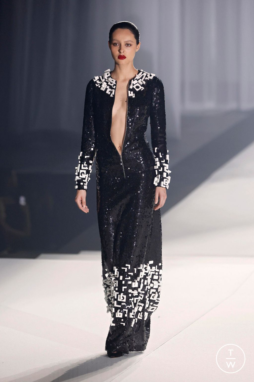 Fashion Week Paris Fall/Winter 2024 look 18 from the Stephane Rolland collection couture