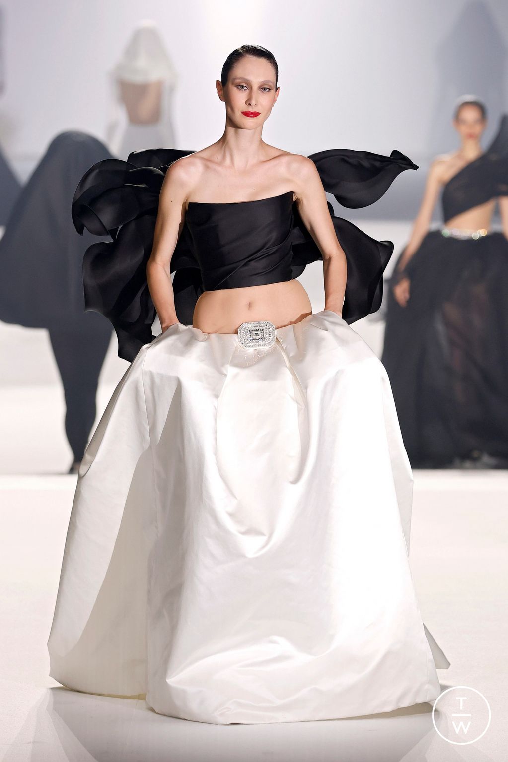 Fashion Week Paris Fall/Winter 2024 look 25 from the Stephane Rolland collection 高级定制