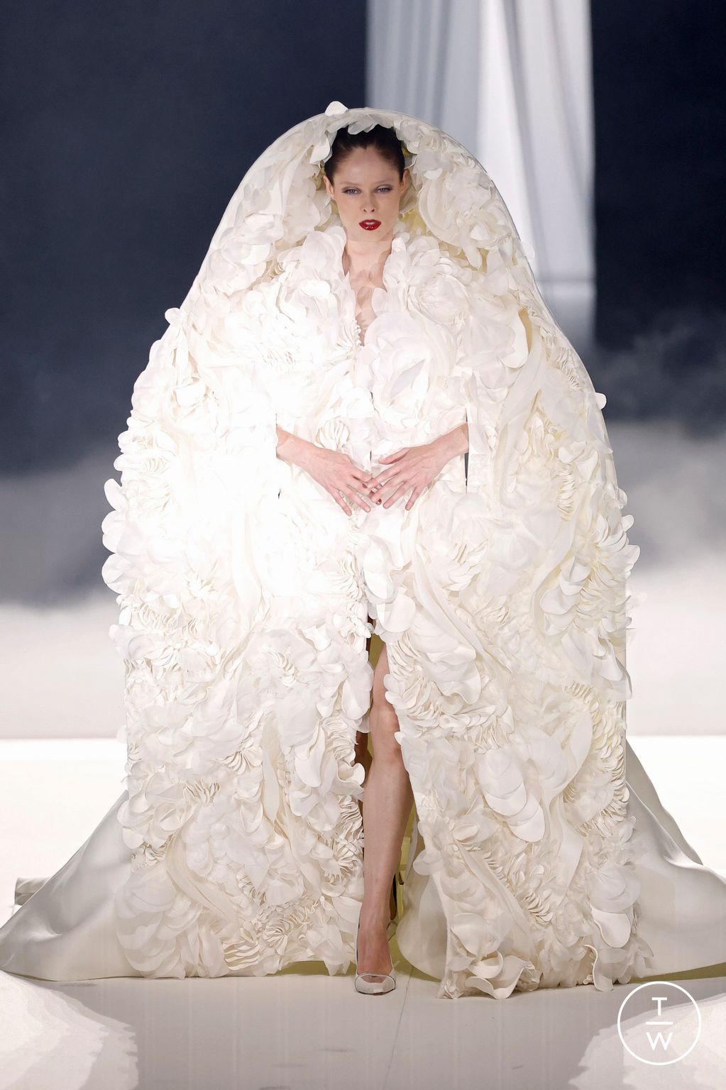 Fashion Week Paris Fall/Winter 2024 look 32 from the Stephane Rolland collection couture
